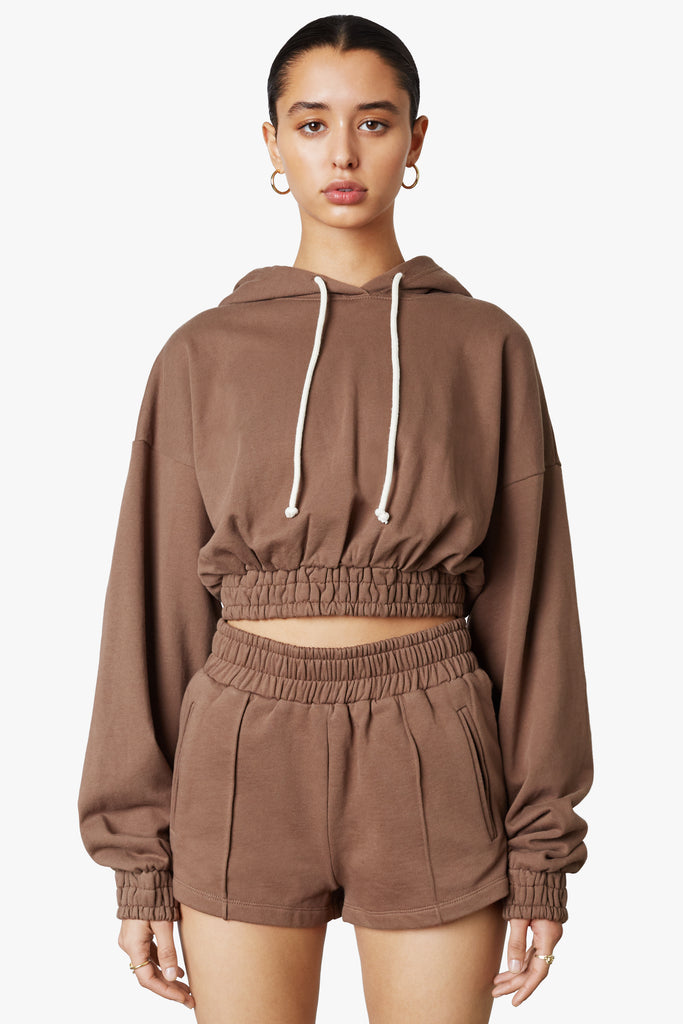 Smocked Cropped Hoodie in Brun front 2