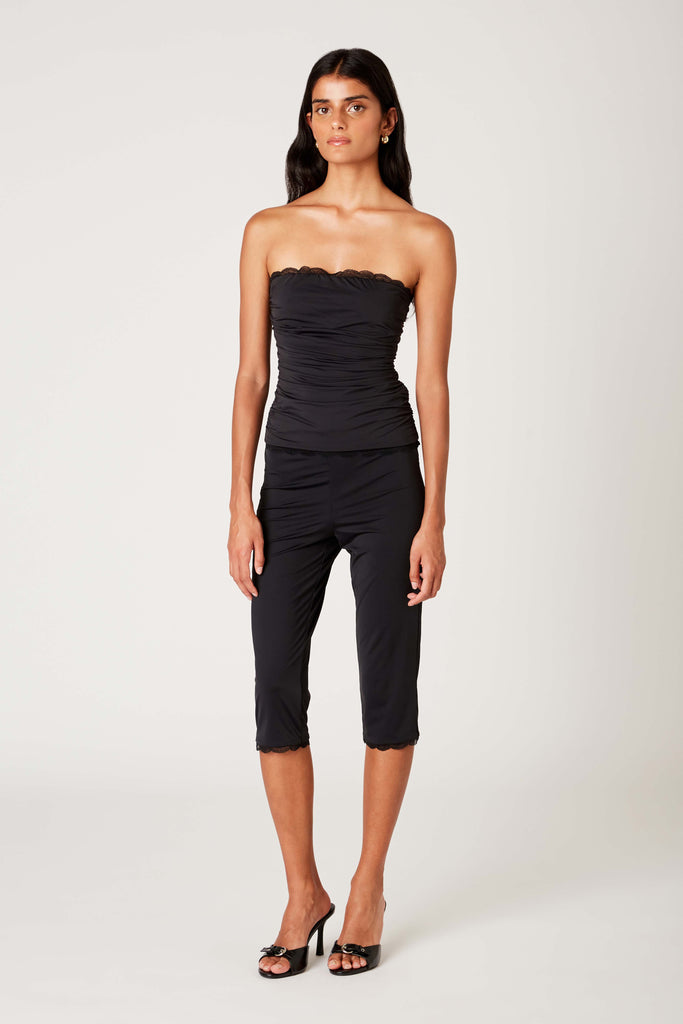 Timotheé Capri in black side view
