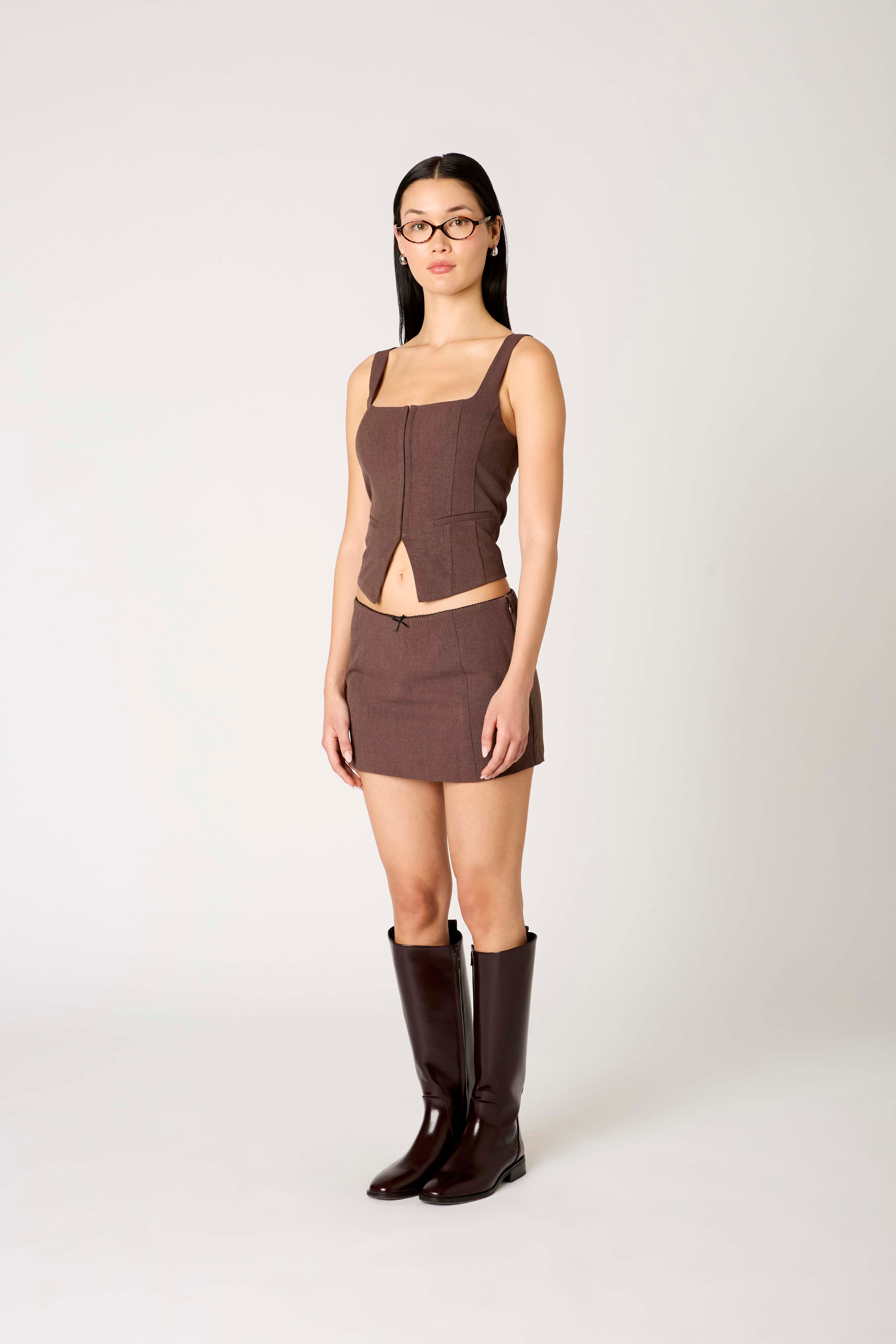 Zina Skort in brown side view