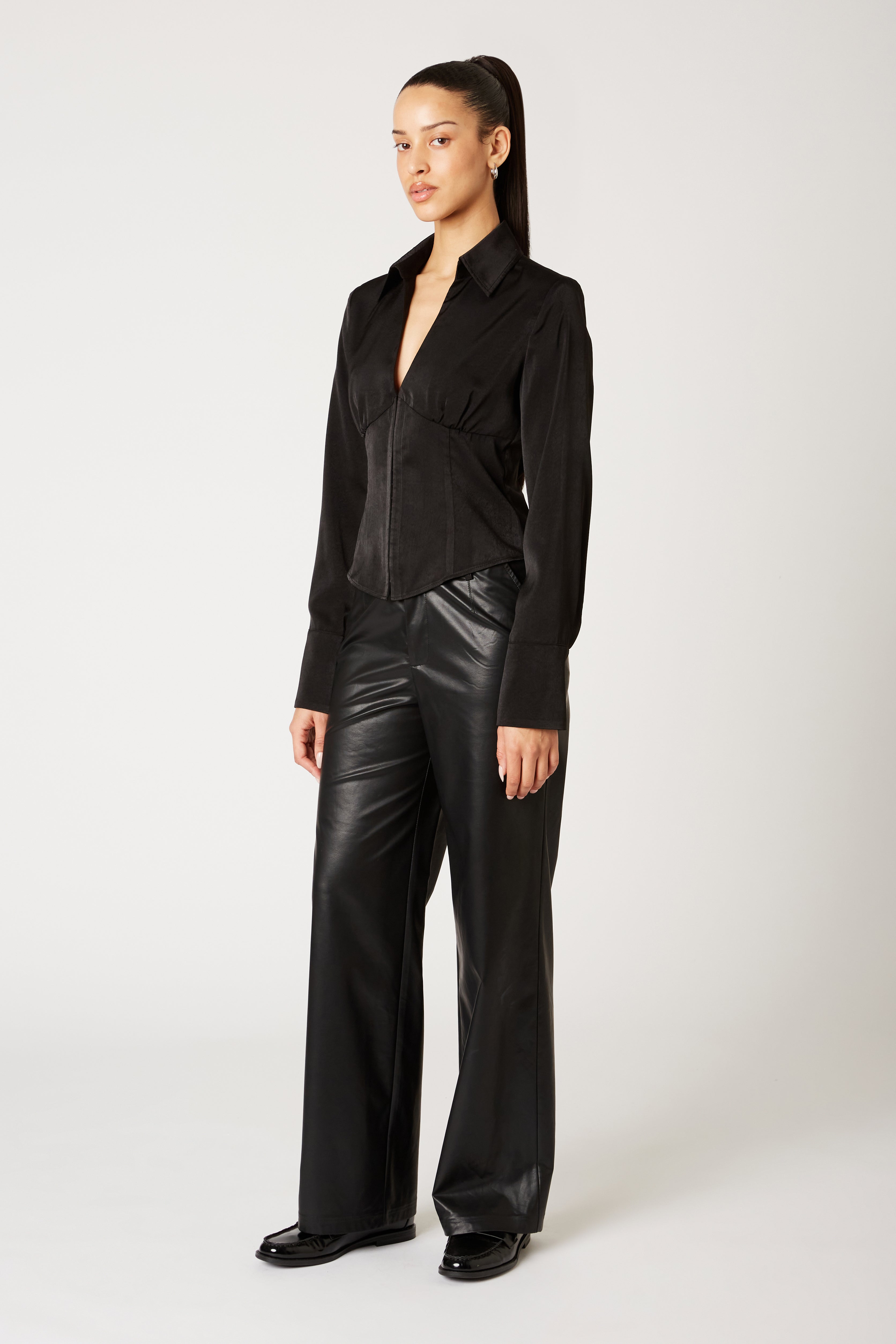 Yara Top in black side view