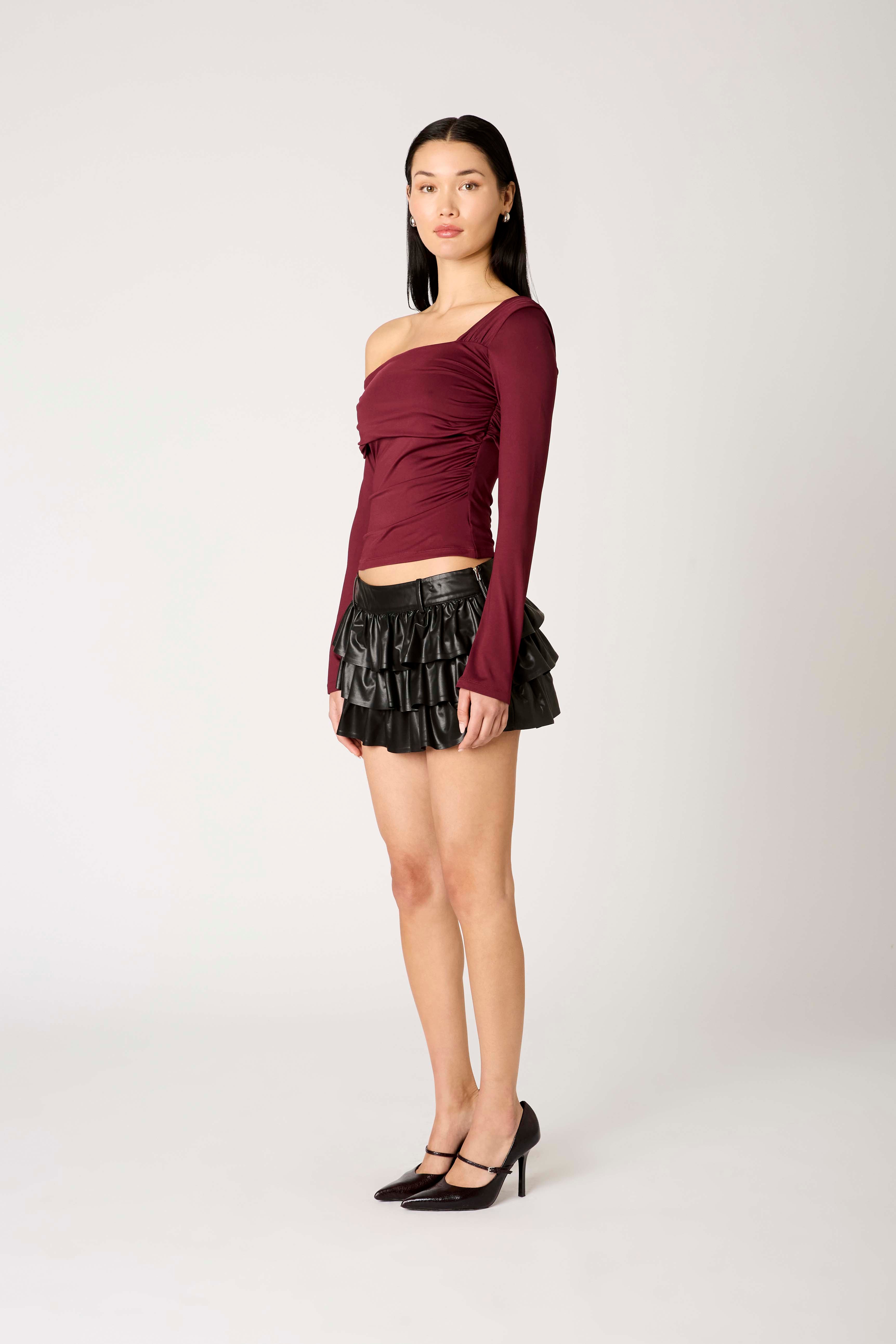 Margo Top in chianti side view