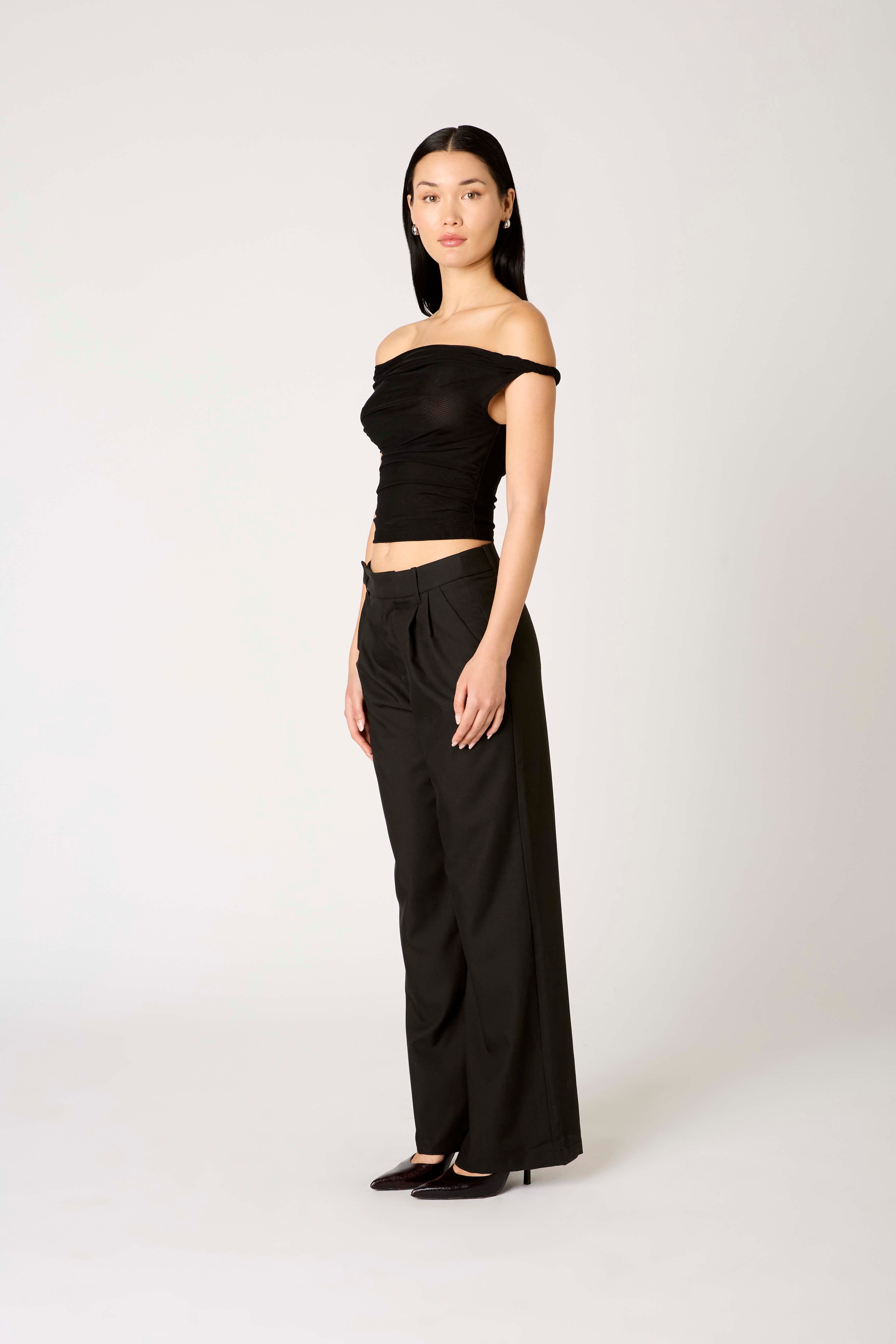 Zephyra Top in black side view