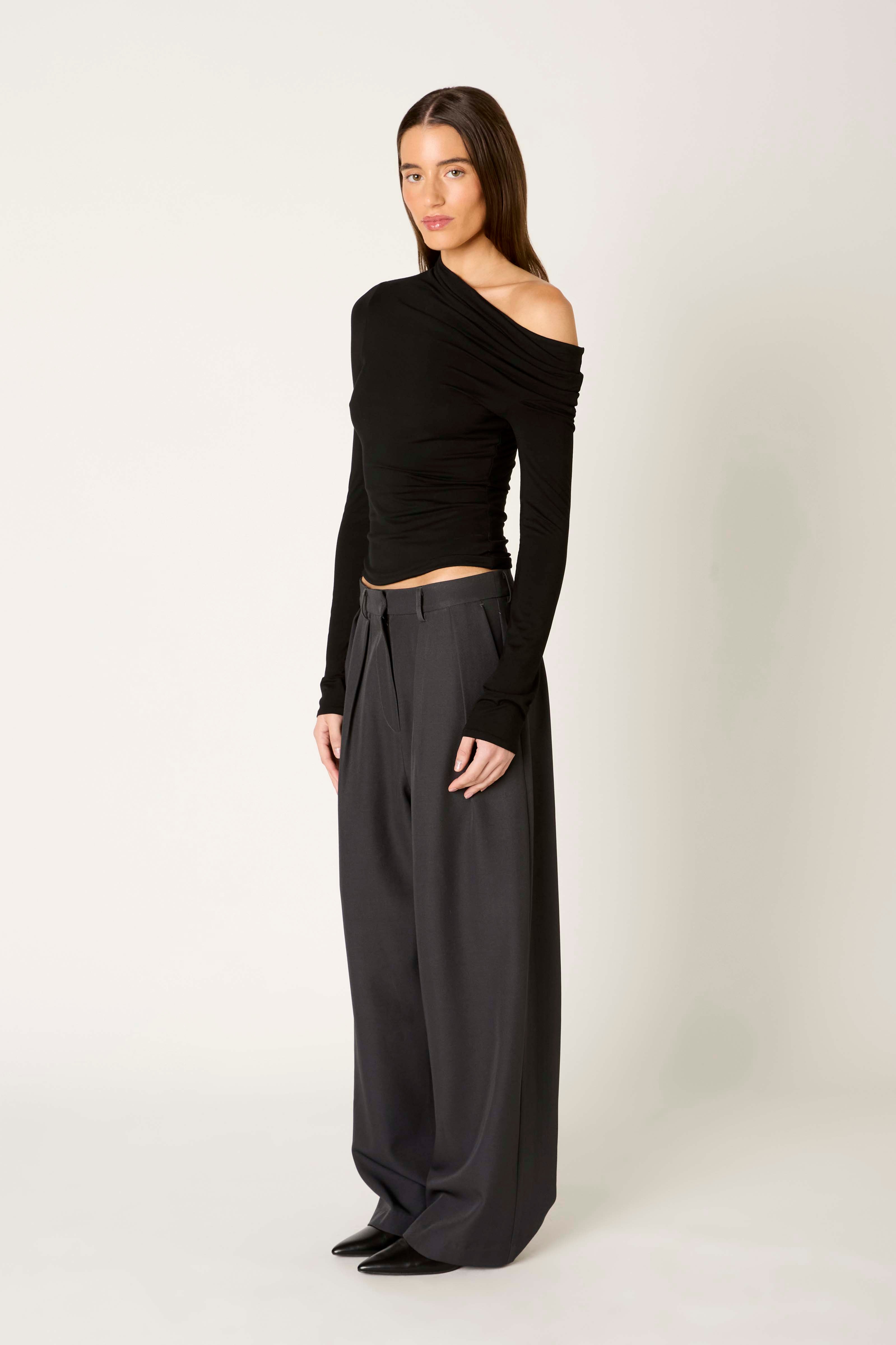 Illyria Top in black side view
