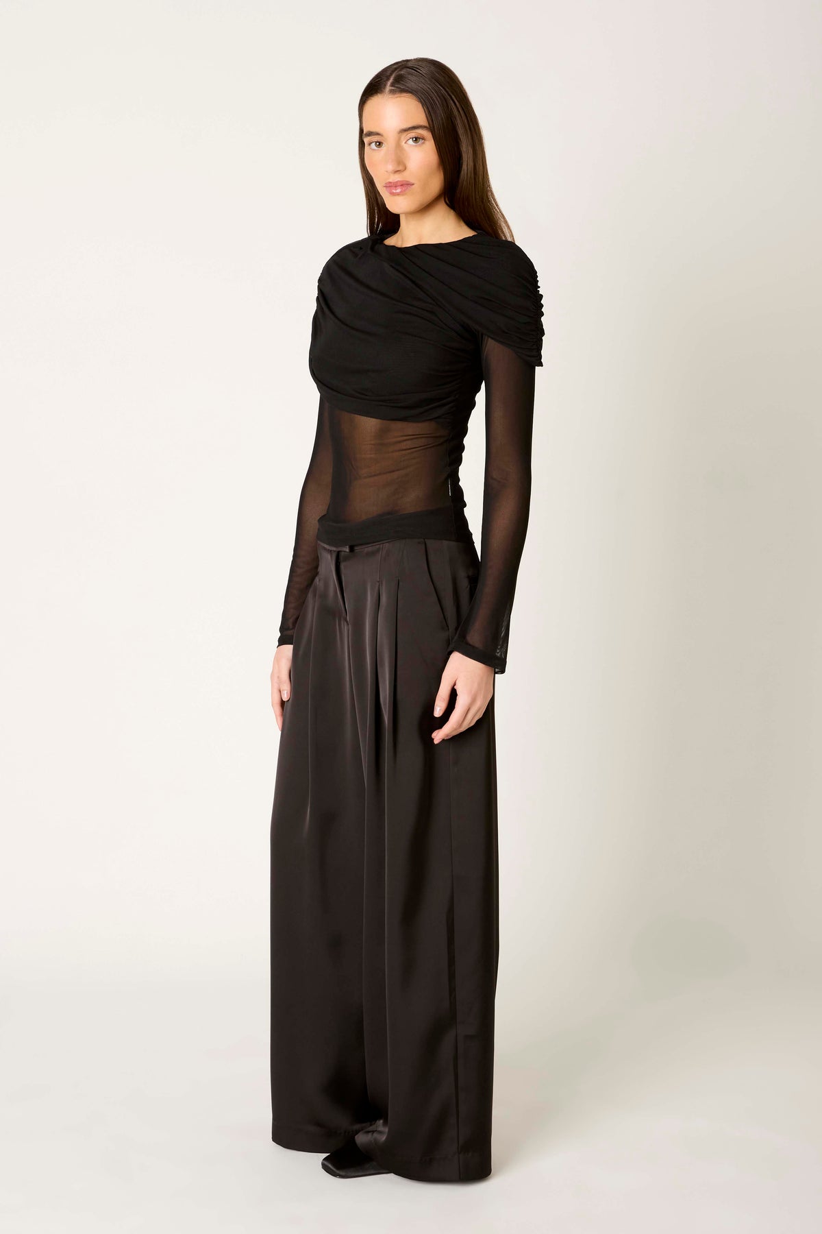 Everleigh Top in black side view