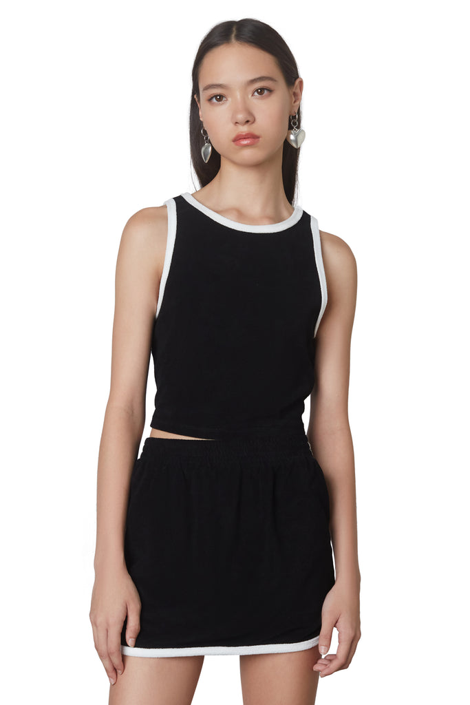Sporty tank in black front 2 