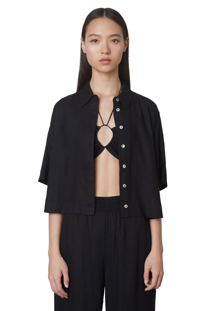 cropped boxy shirt in black: Cropped linen boxy shirt featuring shell buttons front view