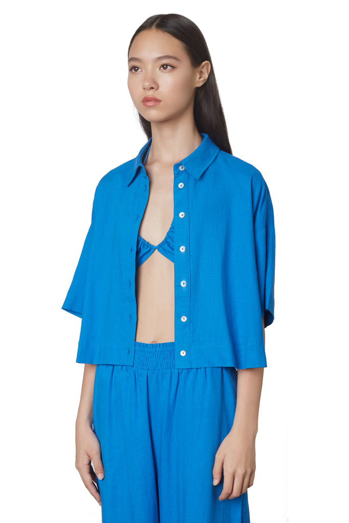 cropped boxy shirt in cobalt blue: Cropped linen boxy shirt featuring shell buttons side view