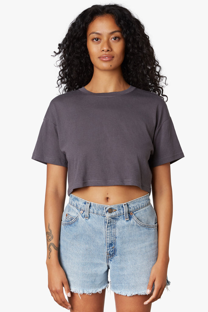 Cropped Tee in smoke, front view 2
