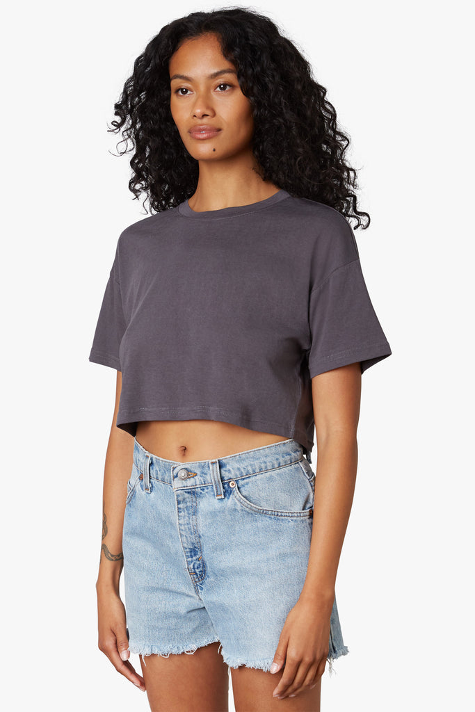 Cropped Tee in smoke, side view