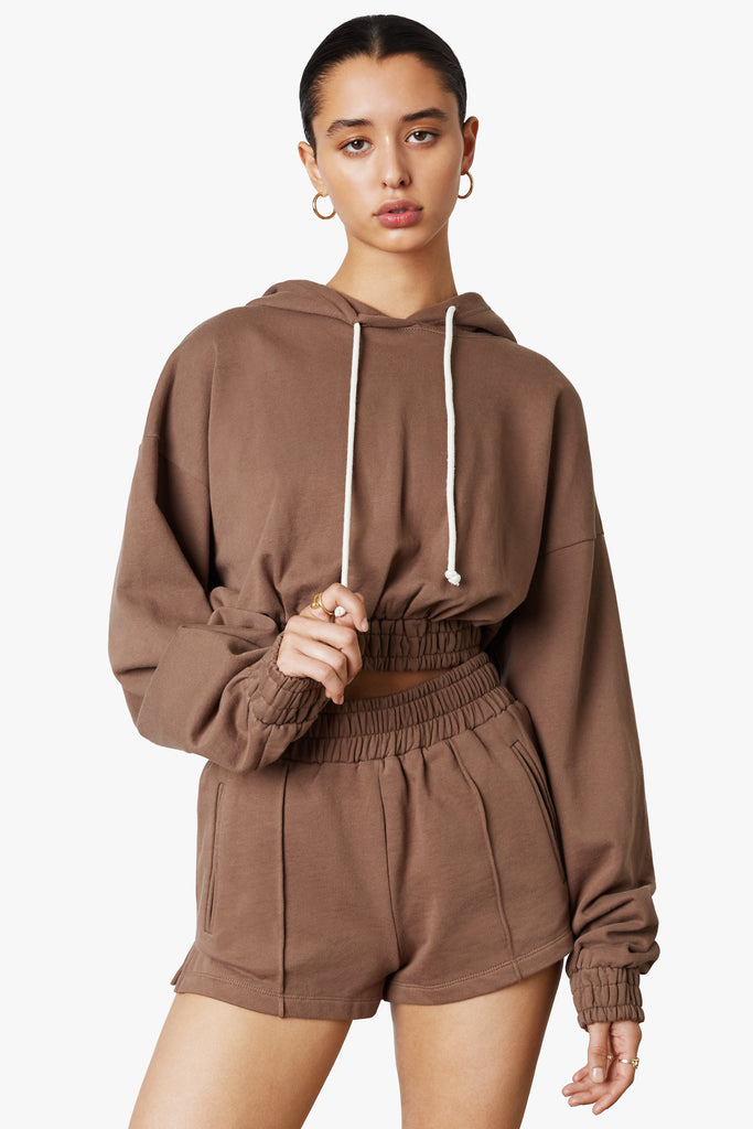 Smocked Cropped Hoodie in Brun Front 