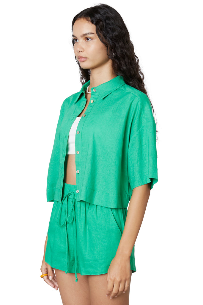 Cropped Boxy Shirt in kelly, side view