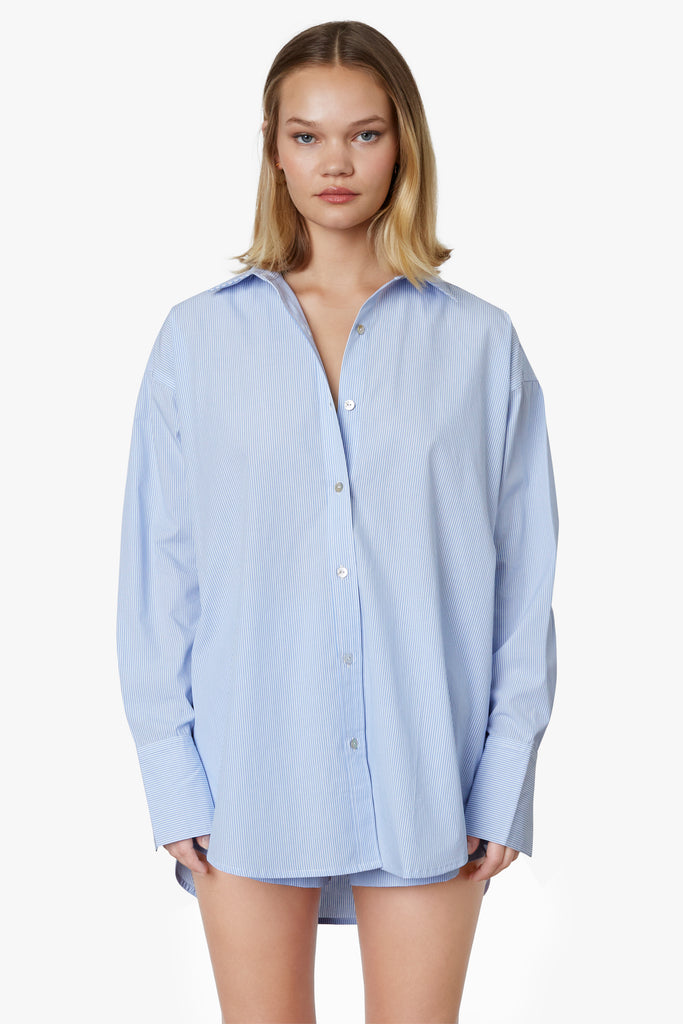 Leon Shirt in chambray, front view 2